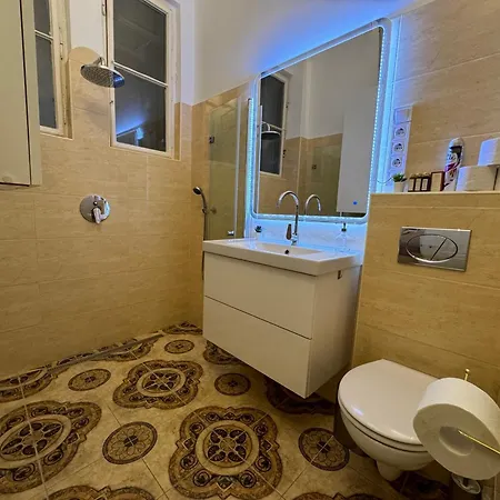 Apartment Exceptional In Center *