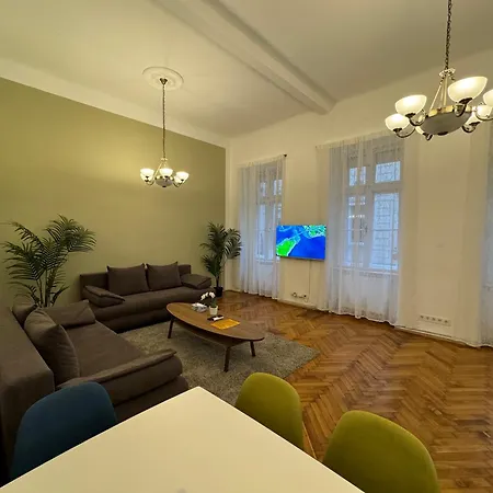 Exceptional In Center Apartman