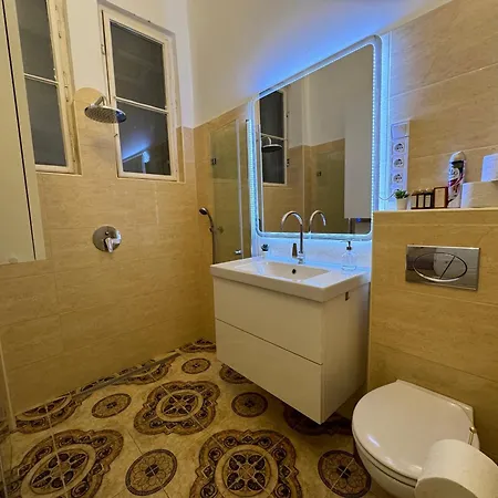 Exceptional In Center Apartman *